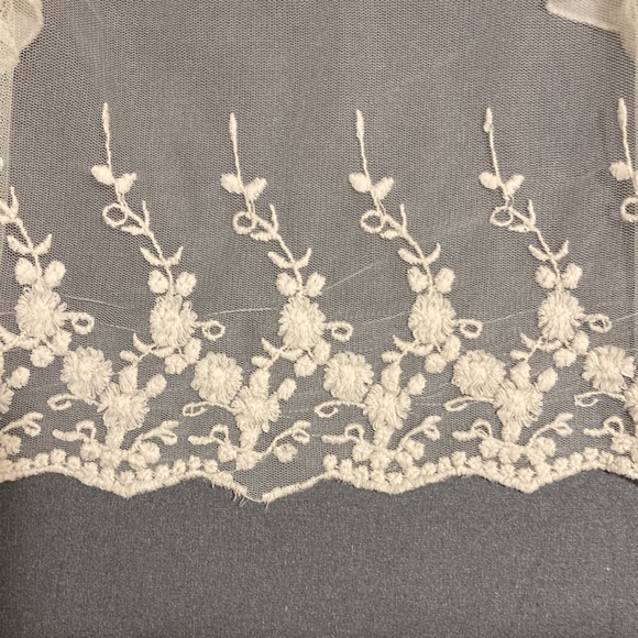 Band of Gypsies Boho Sheer
Lightweight lace lined Vest Size M cream/ivory color - Picture 11 of 11